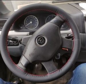 Varrható kormányvédő huzat – piros-fekete, legfeljebb 37,5 cm