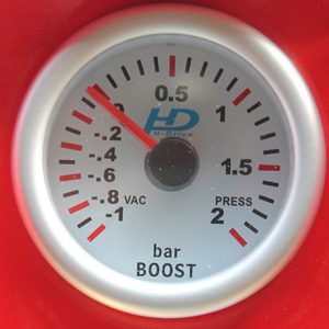 Turbónyomásmérő műszer – 52 mm, fehér számlappal, 2 bar