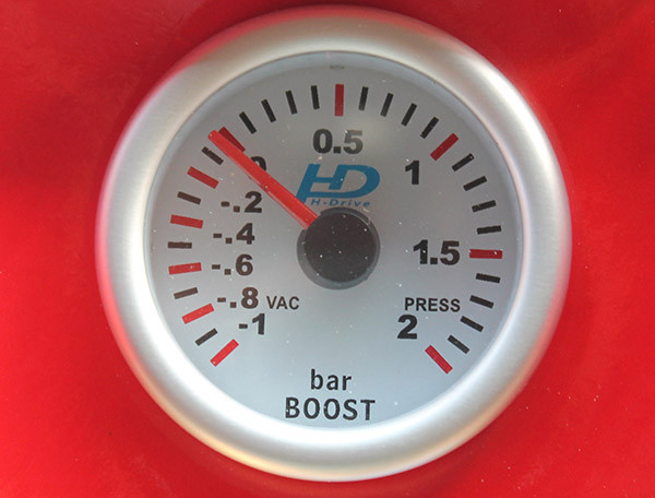 Turbónyomásmérő műszer – 52 mm, fehér számlappal, 2 bar