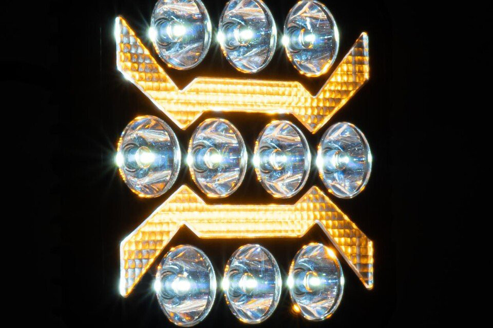 LED munkalámpa beépített irányjelzővel – 20 W, 12–48 V, modell 6078